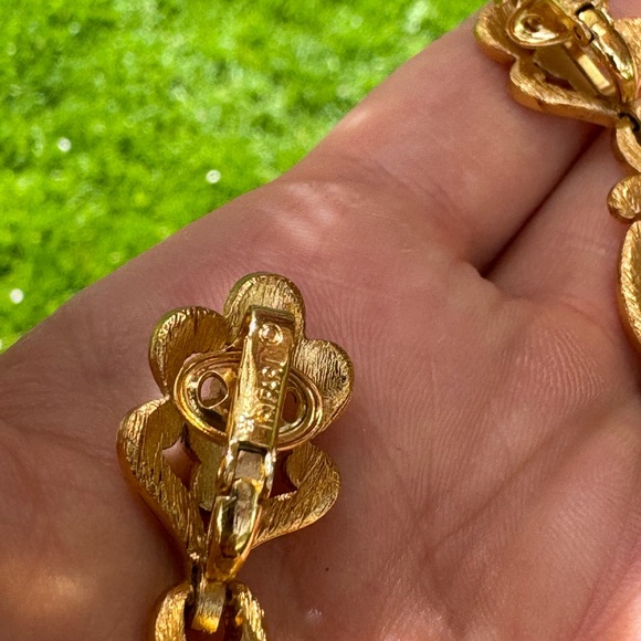 Vintage STUNNING Trifari gold tone ornate and regal clip on earring